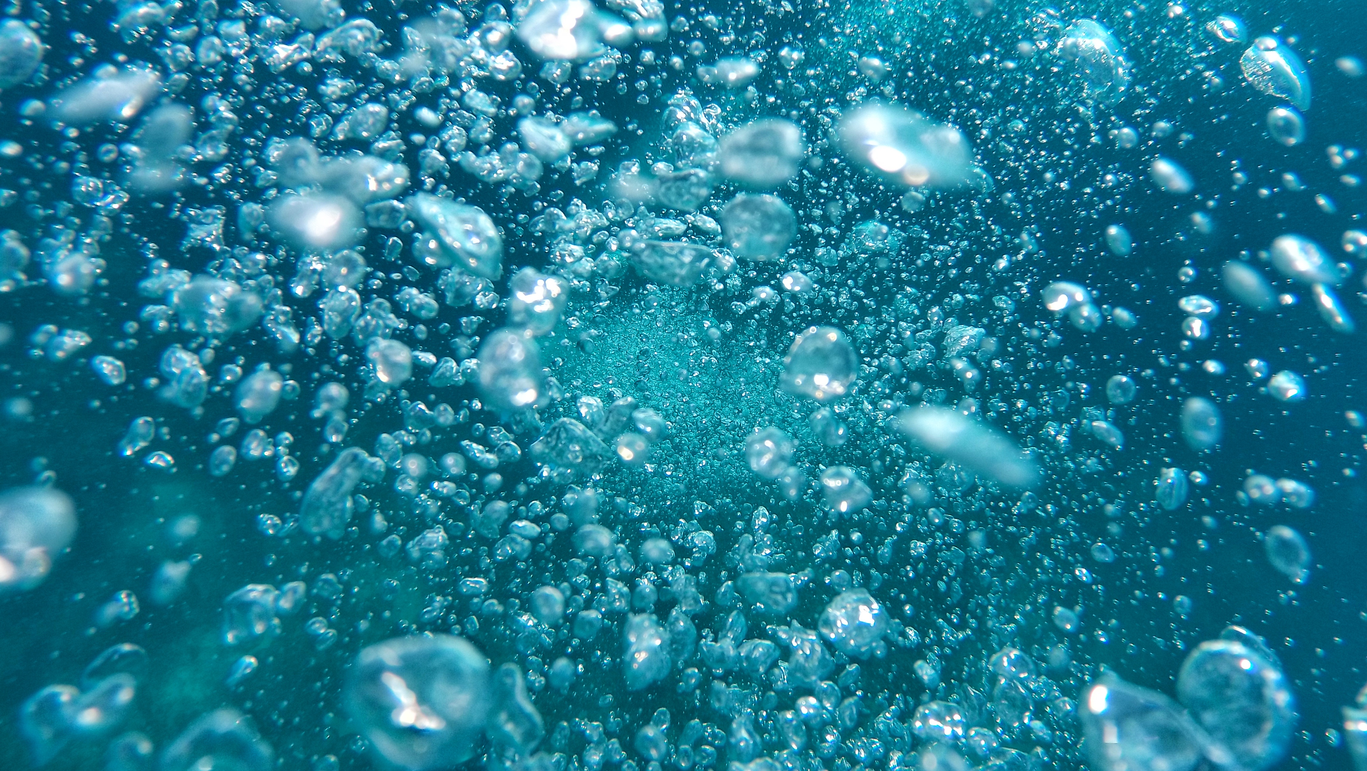 Туман везде поднимается вода пузырьками садится. Водяной пузырь. Текстура воды. Вода фон. Пузырьки в воде.